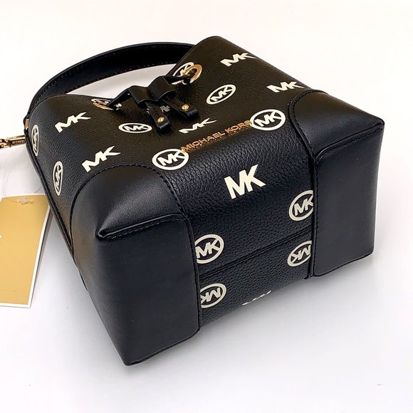 MICHAEL KORS
Mercer Small Logo Embossed Leather
Bucket Bag
COLOR BLACK - Picture 4 of 15